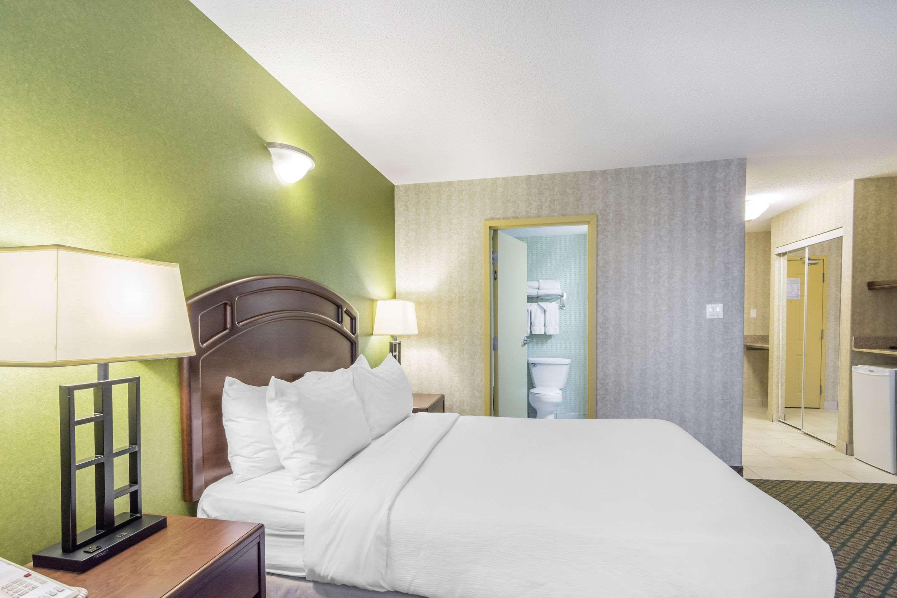 Clarion Hotel & Conference Centre Шервуд-Парк Экстерьер фото
