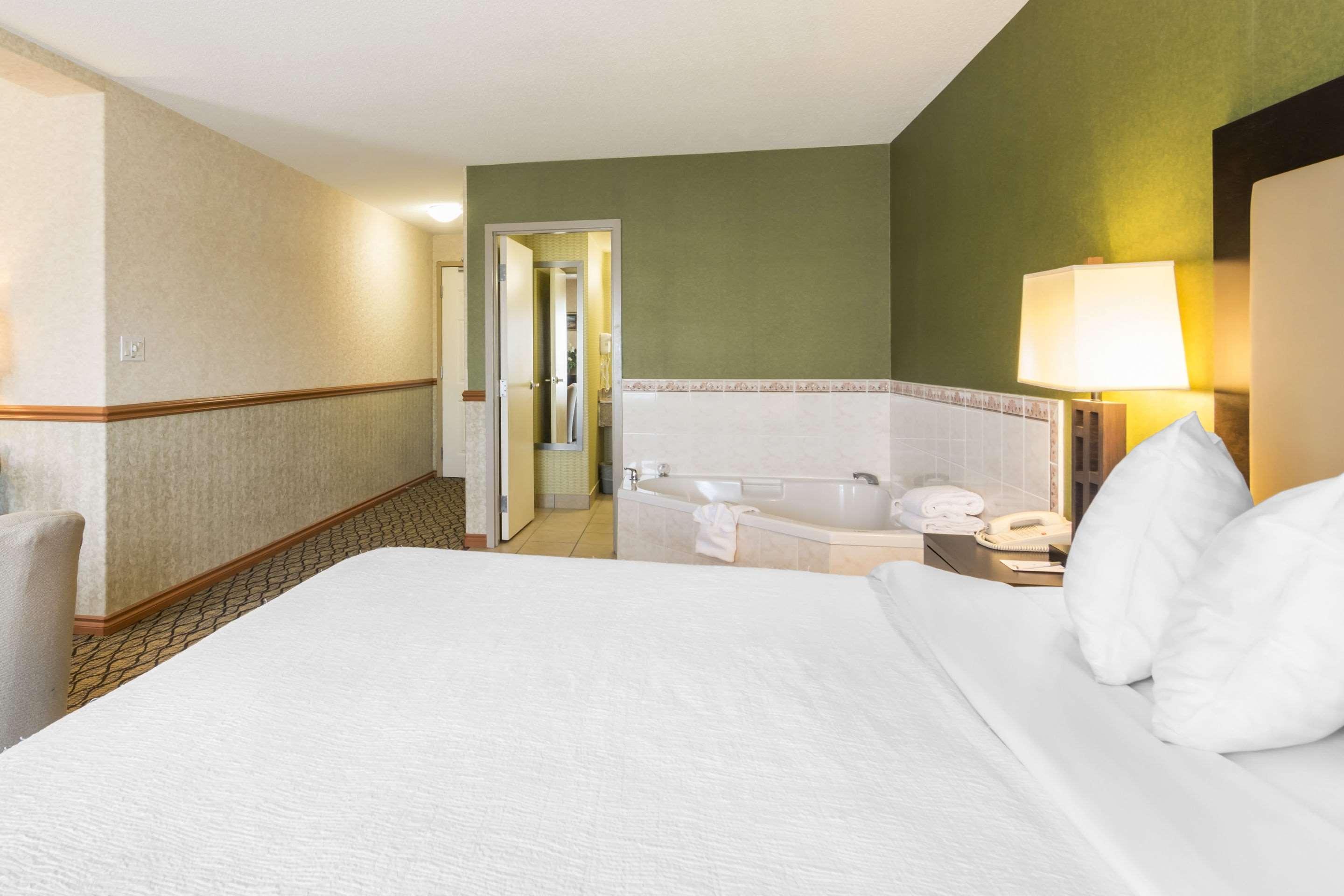 Clarion Hotel & Conference Centre Шервуд-Парк Экстерьер фото