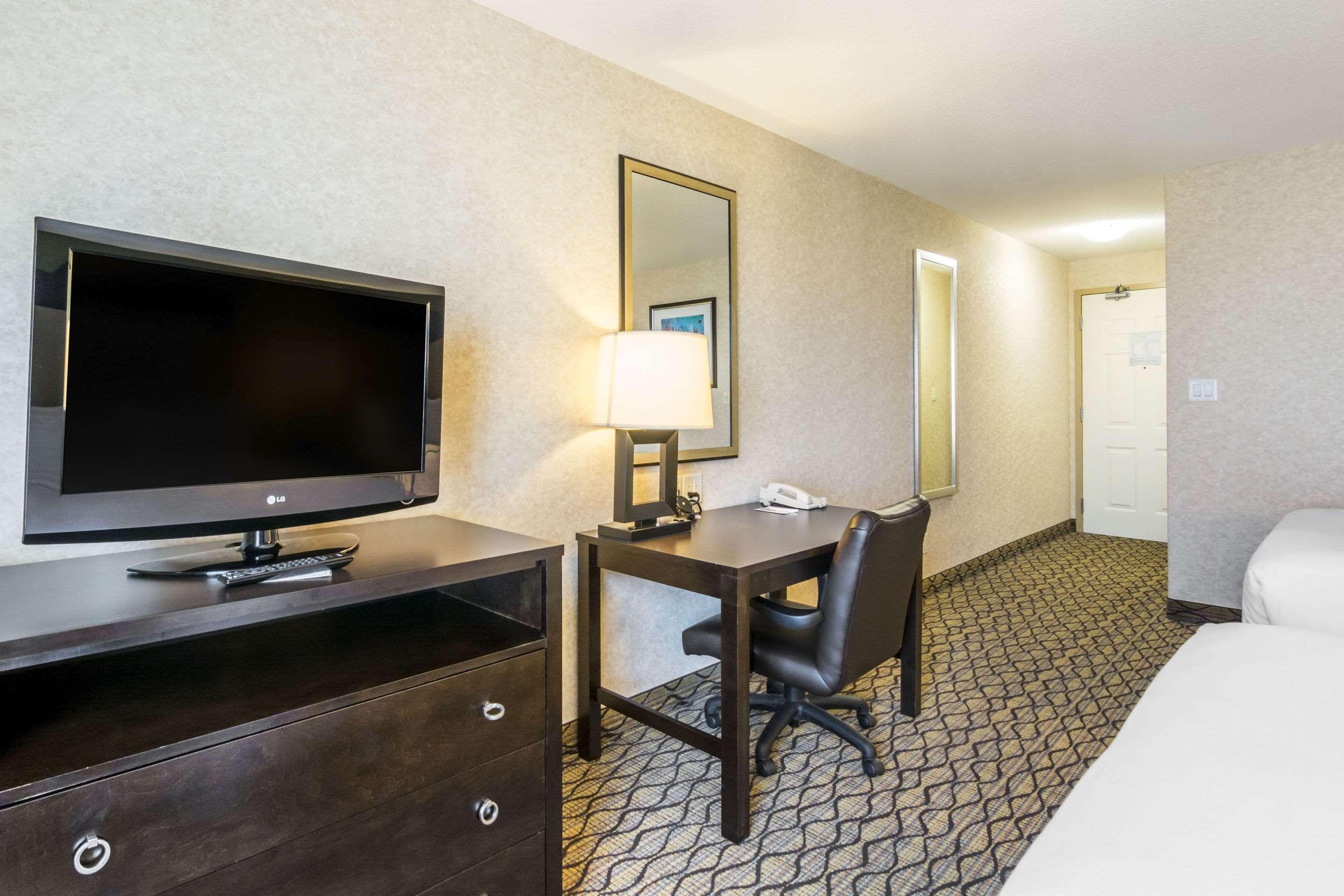 Clarion Hotel & Conference Centre Шервуд-Парк Экстерьер фото