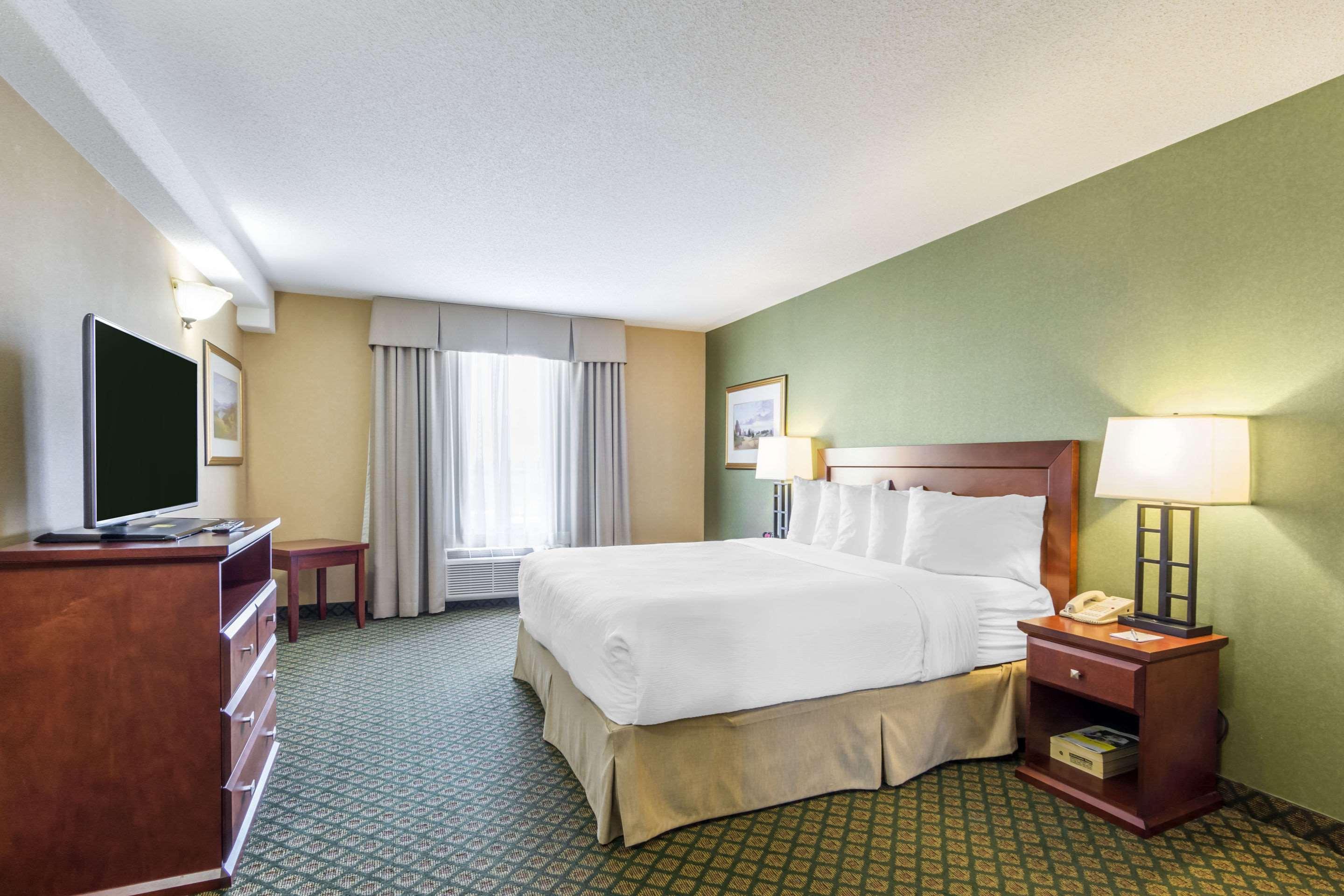 Clarion Hotel & Conference Centre Шервуд-Парк Экстерьер фото